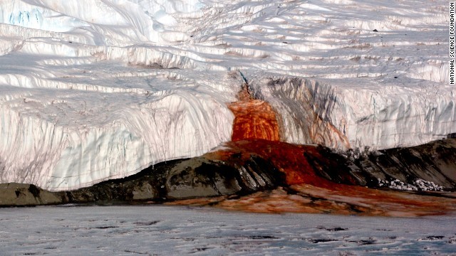 Thác Máu ở Antarctica là một trong những  địa danh huyền bí nhất Trái đất. Hình ảnh thác nước có nước màu đỏ như máu nổi bật giữa nền tuyết trắng đã trở thành bí ẩn đánh đố các chuyên gia trong nhiều năm. Theo các chuyên gia, cộng đồng vi khuẩn cổ độc đáo bên dưới sông băng Taylor đã hình thành nên một thác nước có màu đỏ kì lạ.